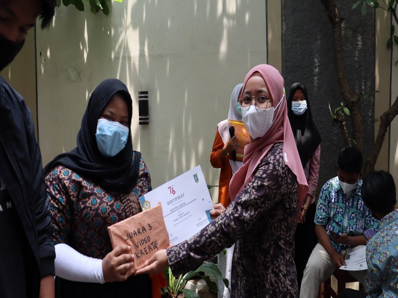 Foto Pemberian hadiah juara classmeeting Tahun Pelajaran 2020/2021