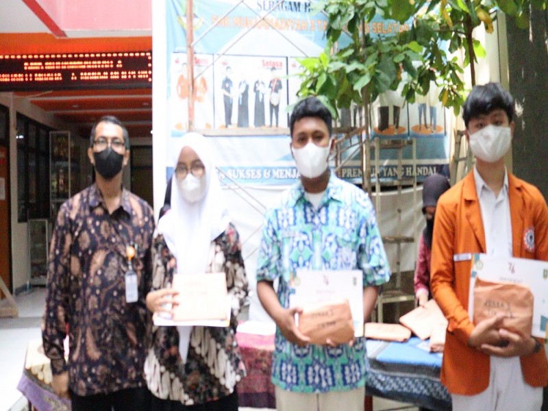 Foto Pemberian hadiah juara classmeeting Tahun Pelajaran 2020/2021